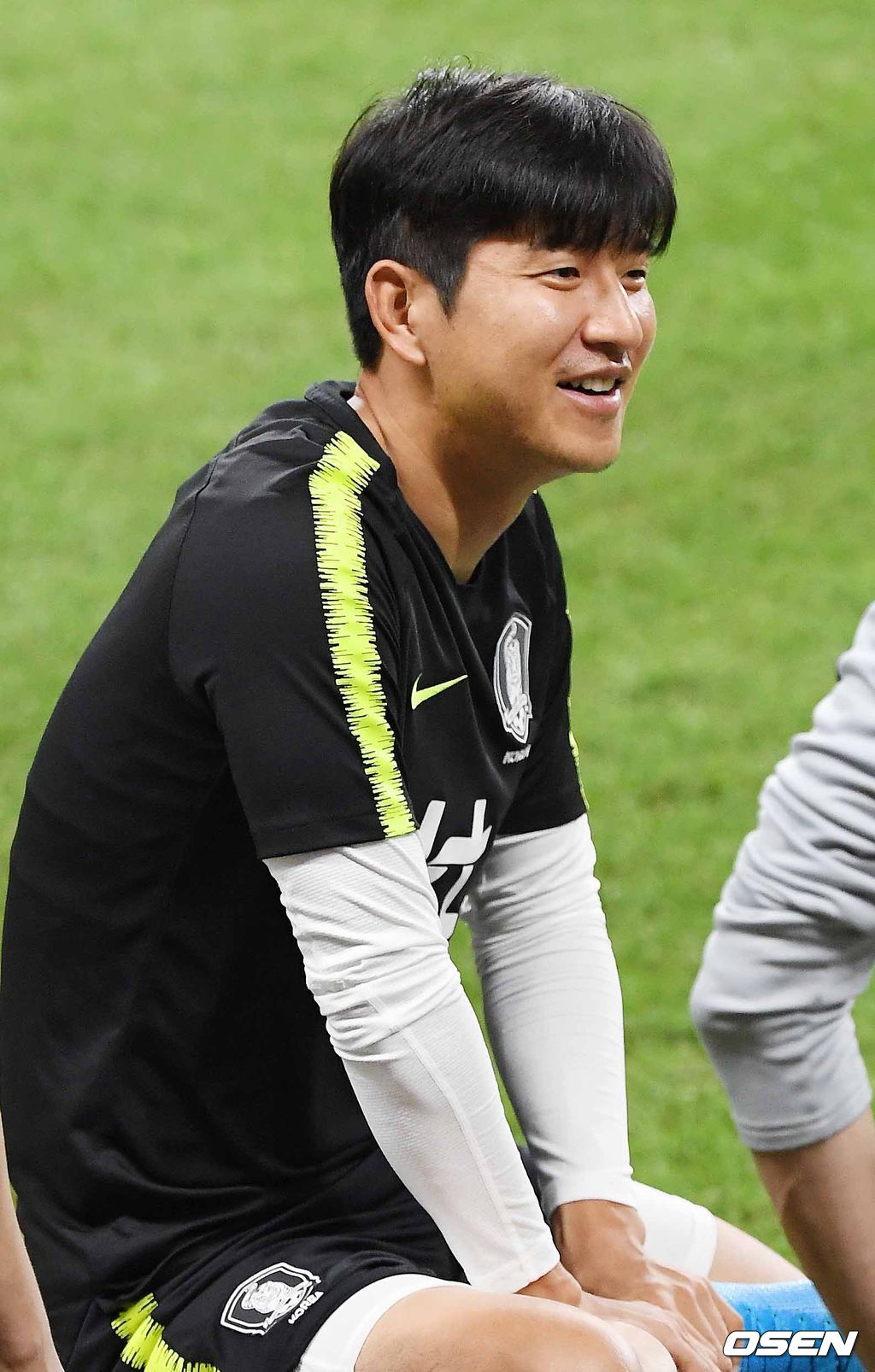 18일 오후(현지 시간) 벤투 감독이 이끄는 대한민국 대표팀이 아랍에미리트연합(UAE) 아부다비 모하메드 빈자예드 스타디움에서 브라질과의 친선경기에 하루 앞두고 공식훈련을 가졌다.한국 박주호가 그라운드 위에서 몸을 풀며 미소짓고 있다. / rumi@osen.co.kr