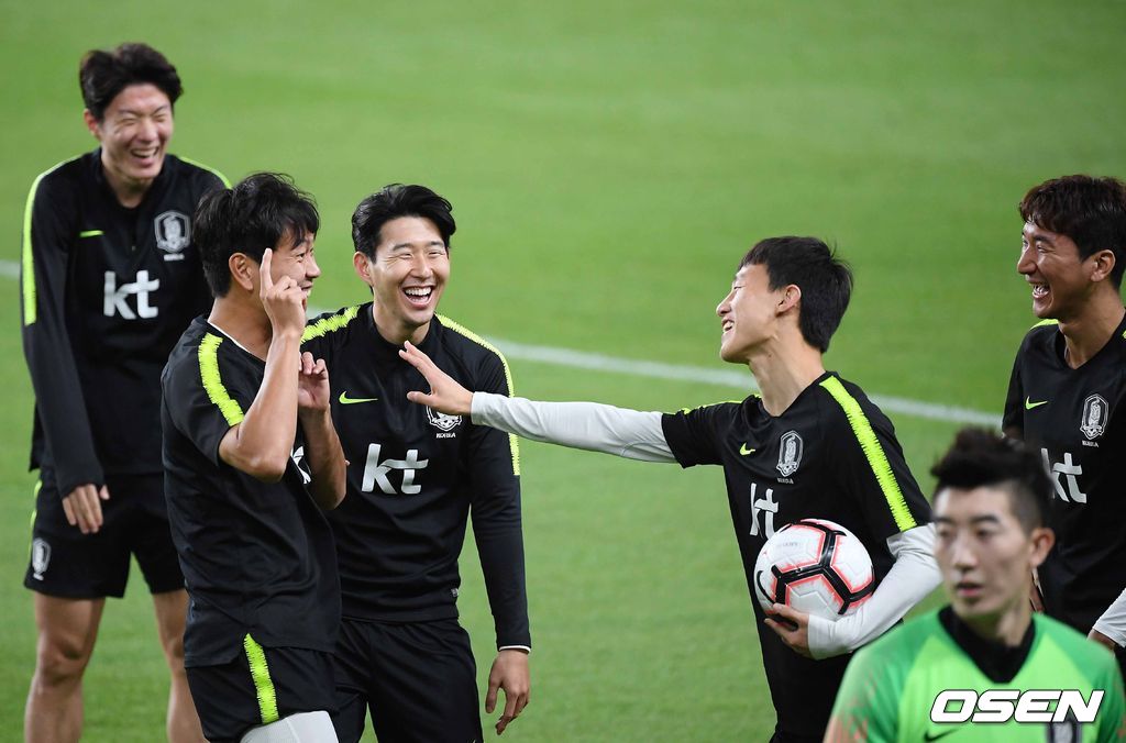 18일 오후(현지 시간) 벤투 감독이 이끄는 대한민국 대표팀이 아랍에미리트연합(UAE) 아부다비 모하메드 빈자예드 스타디움에서 브라질과의 친선경기에 하루 앞두고 공식훈련을 가졌다.한국 대표팀 선수들이 그라운드 위에서 훈련을 하며 환하게 웃고 있다./ rumi@osen.co.kr