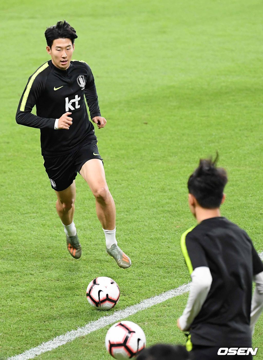 18일 오후(현지 시간) 벤투 감독이 이끄는 대한민국 대표팀이 아랍에미리트연합(UAE) 아부다비 모하메드 빈자예드 스타디움에서 브라질과의 친선경기에 하루 앞두고 공식훈련을 가졌다.한국 손흥민이 그라운드 위에서 훈련을 하고 있다. / rumi@osen.co.kr