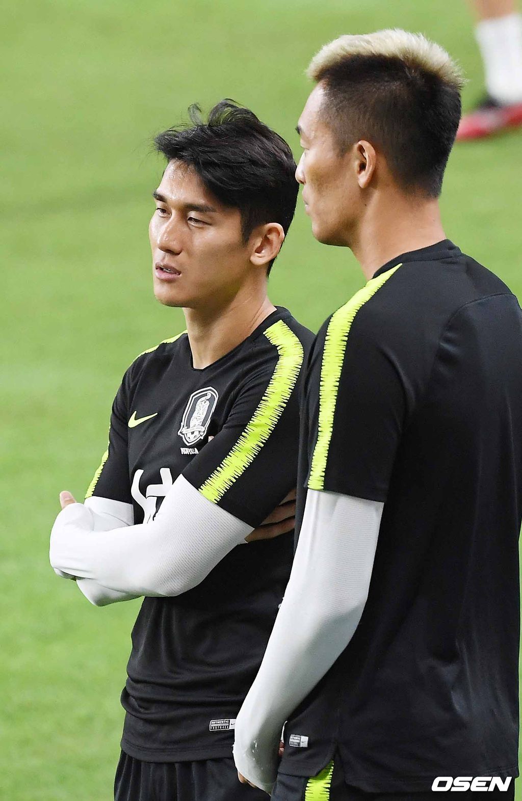 18일 오후(현지 시간) 벤투 감독이 이끄는 대한민국 대표팀이 아랍에미리트연합(UAE) 아부다비 모하메드 빈자예드 스타디움에서 브라질과의 친선경기에 하루 앞두고 공식훈련을 가졌다.한국 이용과 김신욱이 훈련을 하며 얘기를 나누고 있다. / rumi@osen.co.kr