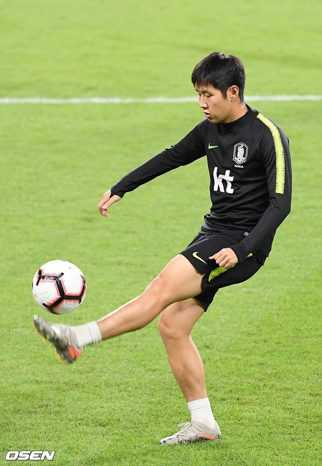 18일 오후(현지 시간) 벤투 감독이 이끄는 대한민국 대표팀이 아랍에미리트연합(UAE) 아부다비 모하메드 빈자예드 스타디움에서 브라질과의 친선경기에 하루 앞두고 공식훈련을 가졌다.한국 이강인이 그라운드 위에서 훈련을 하고 있다. / rumi@osen.co.kr