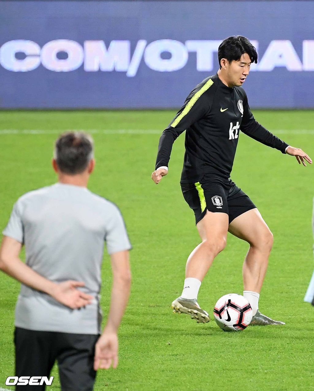 18일 오후(현지 시간) 벤투 감독이 이끄는 대한민국 대표팀이 아랍에미리트연합(UAE) 아부다비 모하메드 빈자예드 스타디움에서 브라질과의 친선경기에 하루 앞두고 공식훈련을 가졌다.한국 손흥민이 파울루 벤투 감독 앞에서 훈련을 하고 있다./ rumi@osen.co.kr