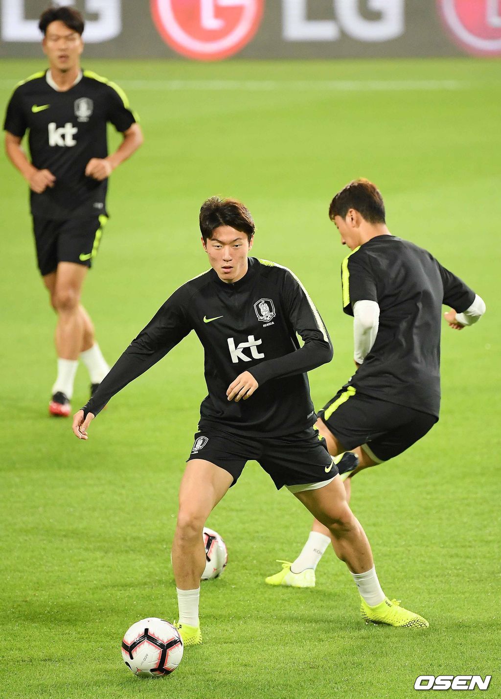 18일 오후(현지 시간) 벤투 감독이 이끄는 대한민국 대표팀이 아랍에미리트연합(UAE) 아부다비 모하메드 빈자예드 스타디움에서 브라질과의 친선경기에 하루 앞두고 공식훈련을 가졌다.한국 황의조가 그라운드 위에서 훈련을 하고 있다./ rumi@osen.co.kr