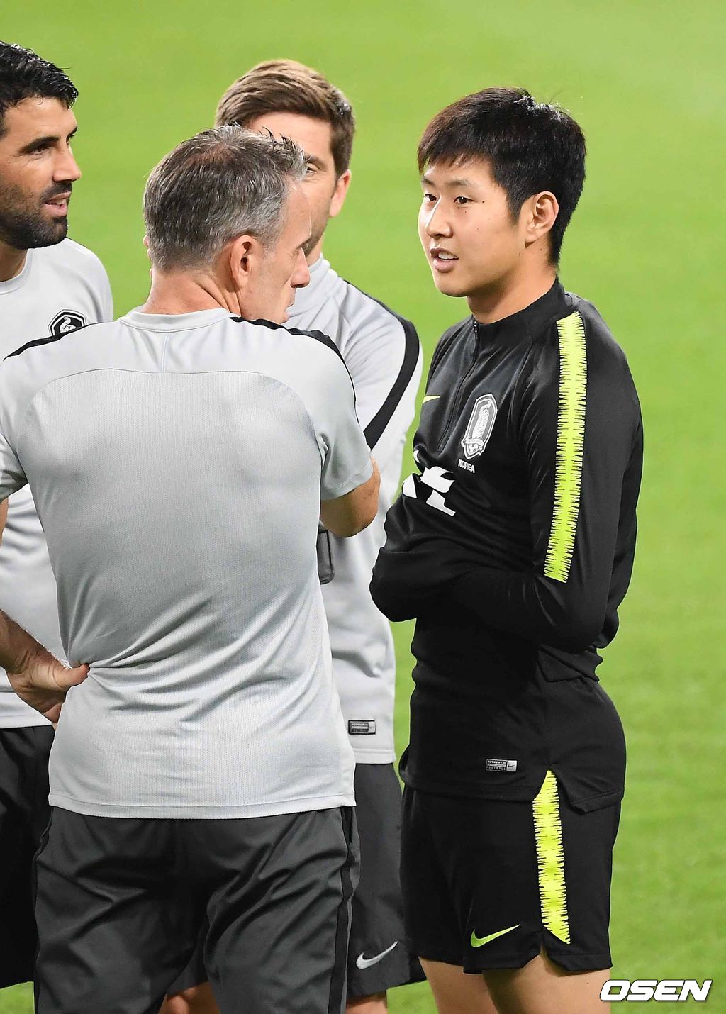 18일 오후(현지 시간) 벤투 감독이 이끄는 대한민국 대표팀이 아랍에미리트연합(UAE) 아부다비 모하메드 빈자예드 스타디움에서 브라질과의 친선경기에 하루 앞두고 공식훈련을 가졌다.한국 파울루 벤투 감독이 이강인을 따로 불러 얘기를 나누고 있다./ rumi@osen.co.kr