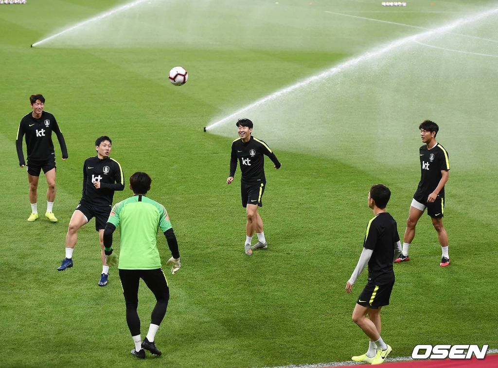 18일 오후(현지 시간) 벤투 감독이 이끄는 대한민국 대표팀이 아랍에미리트연합(UAE) 아부다비 모하메드 빈자예드 스타디움에서 브라질과의 친선경기에 하루 앞두고 공식훈련을 가졌다.한국 대표팀 선수들이 그라운드 위에서 훈련을 하고 있다. / rumi@osen.co.kr