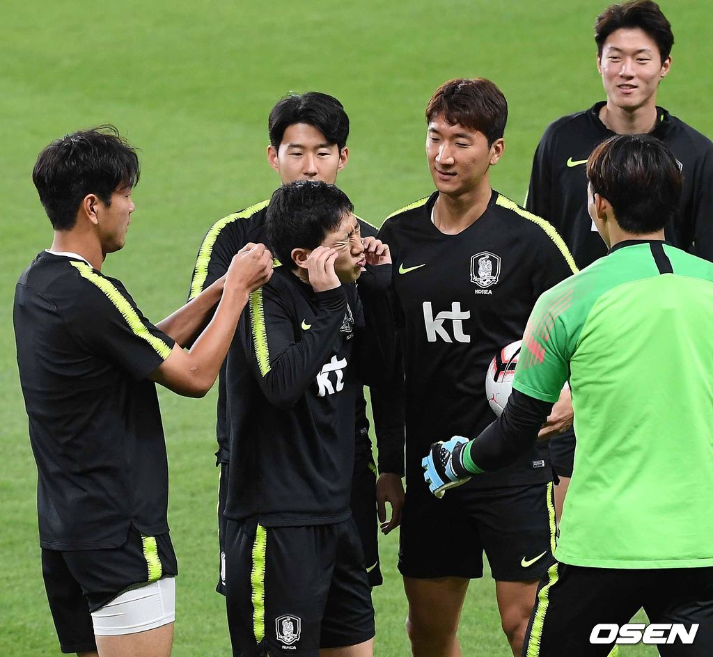 18일 오후(현지 시간) 벤투 감독이 이끄는 대한민국 대표팀이 아랍에미리트연합(UAE) 아부다비 모하메드 빈자예드 스타디움에서 브라질과의 친선경기에 하루 앞두고 공식훈련을 가졌다.한국 남태희가 벌칙으로 딱밤을 맞고 있다. / rumi@osen.co.kr