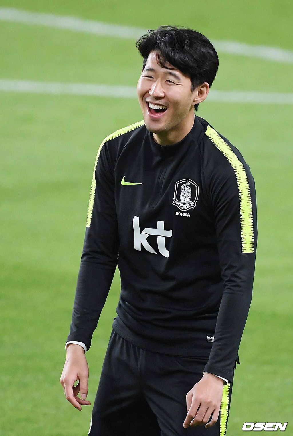 18일 오후(현지 시간) 벤투 감독이 이끄는 대한민국 대표팀이 아랍에미리트연합(UAE) 아부다비 모하메드 빈자예드 스타디움에서 브라질과의 친선경기에 하루 앞두고 공식훈련을 가졌다.한국 손흥민이 그라운드 위에서 훈련을 하며 환하게 웃고 있다. / rumi@osen.co.kr