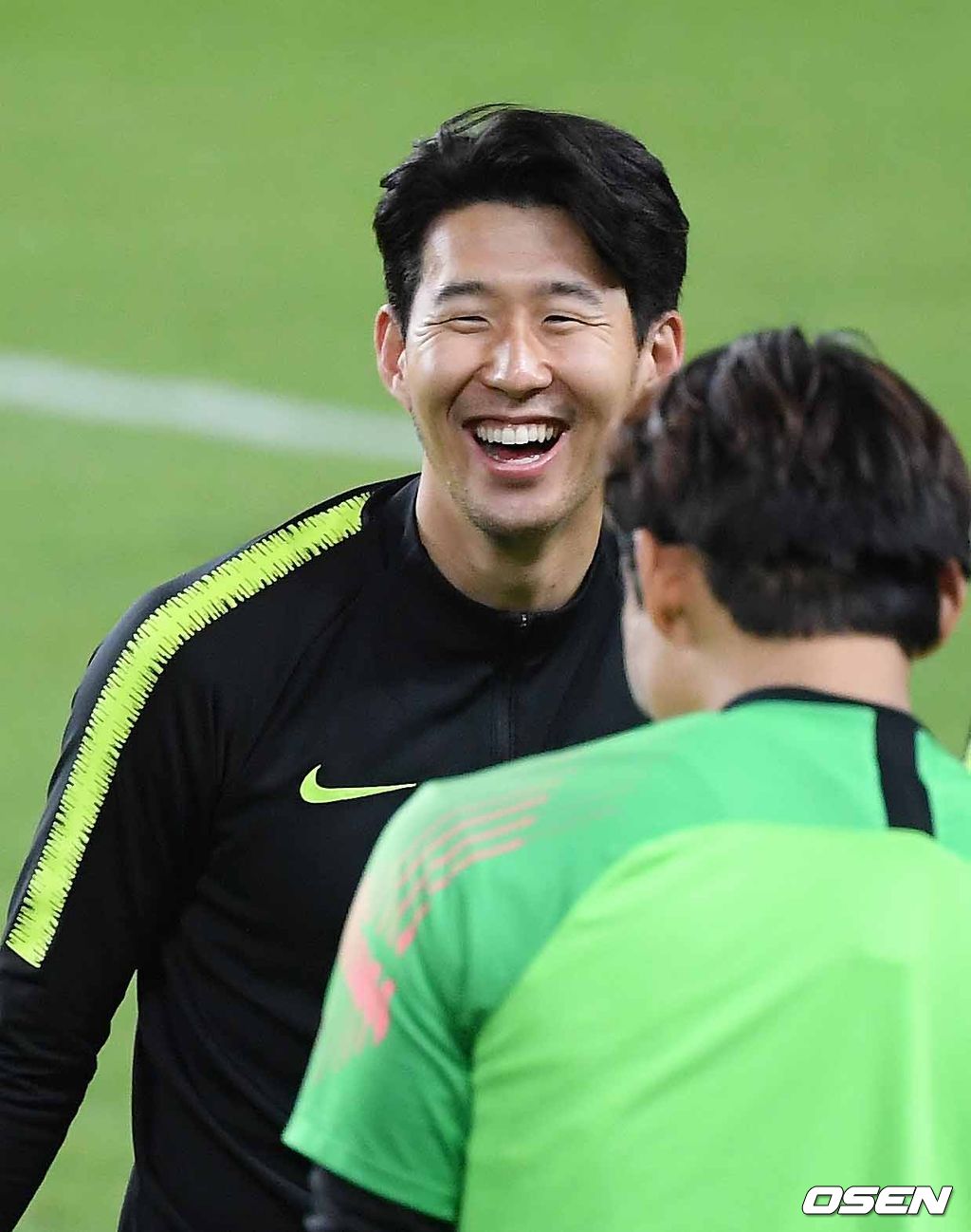18일 오후(현지 시간) 벤투 감독이 이끄는 대한민국 대표팀이 아랍에미리트연합(UAE) 아부다비 모하메드 빈자예드 스타디움에서 브라질과의 친선경기에 하루 앞두고 공식훈련을 가졌다.한국 손흥민이 훈련 중 환하게 웃고 있다. / rumi@osen.co.kr