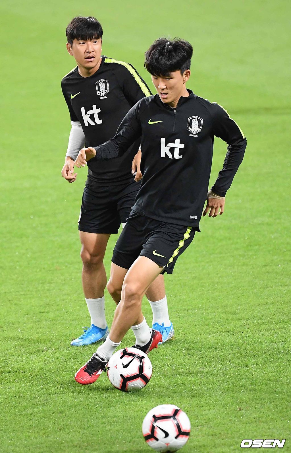 18일 오후(현지 시간) 벤투 감독이 이끄는 대한민국 대표팀이 아랍에미리트연합(UAE) 아부다비 모하메드 빈자예드 스타디움에서 브라질과의 친선경기에 하루 앞두고 공식훈련을 가졌다.한국 황인범과 박주호가 그라운드 위에서 훈련을 하고 있다. / rumi@osen.co.kr