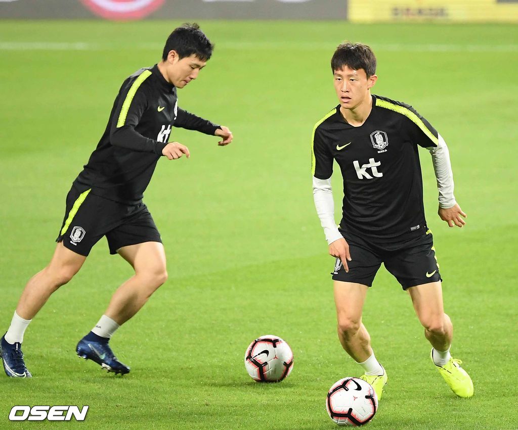 18일 오후(현지 시간) 벤투 감독이 이끄는 대한민국 대표팀이 아랍에미리트연합(UAE) 아부다비 모하메드 빈자예드 스타디움에서 브라질과의 친선경기에 하루 앞두고 공식훈련을 가졌다.한국 이재성과 남태희가 그라운드 위에서 훈련을 하고 있다. / rumi@osen.co.kr