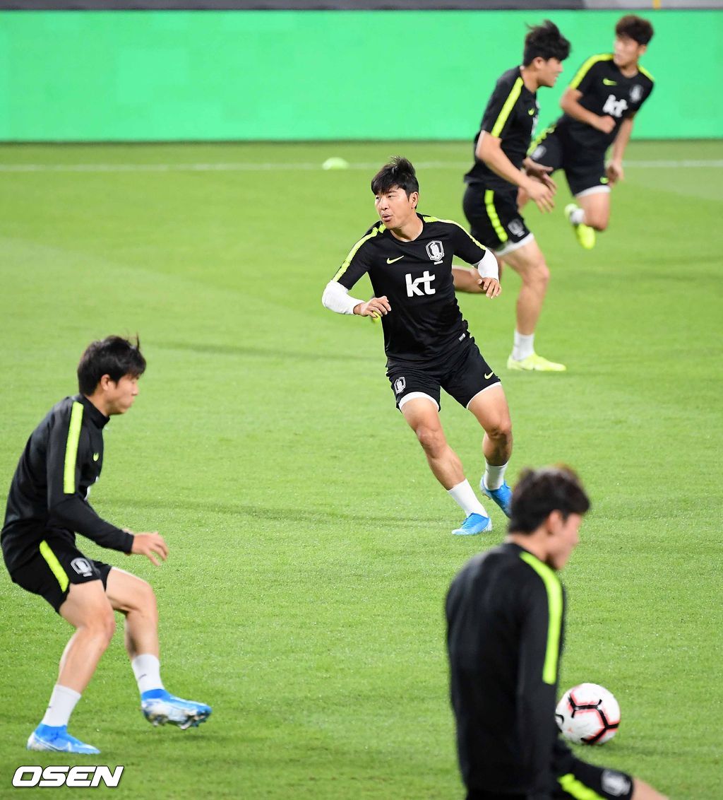 18일 오후(현지 시간) 벤투 감독이 이끄는 대한민국 대표팀이 아랍에미리트연합(UAE) 아부다비 모하메드 빈자예드 스타디움에서 브라질과의 친선경기에 하루 앞두고 공식훈련을 가졌다.한국 박주호가 동료들과 함께 그라운드 위에서 훈련을 하고 있다. / rumi@osen.co.kr