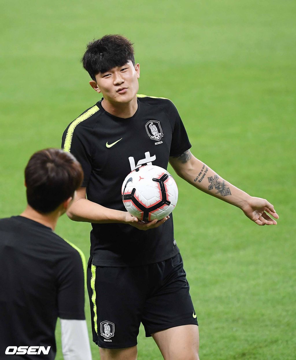 18일 오후(현지 시간) 벤투 감독이 이끄는 대한민국 대표팀이 아랍에미리트연합(UAE) 아부다비 모하메드 빈자예드 스타디움에서 브라질과의 친선경기에 하루 앞두고 공식훈련을 가졌다.한국 김민재가 그라운드 위에서 훈련을 하며 얘기를 나누고 있다. / rumi@osen.co.kr