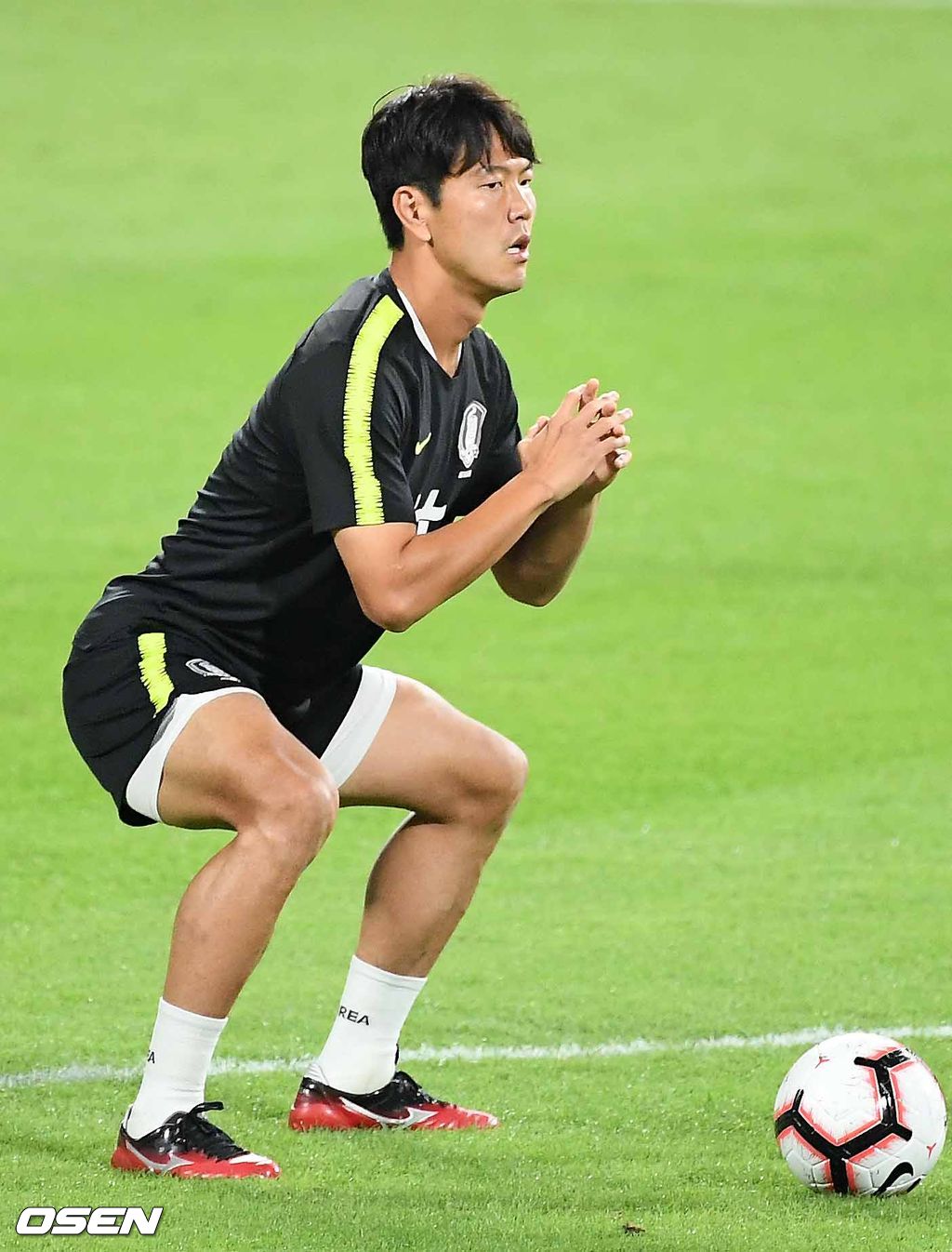 18일 오후(현지 시간) 벤투 감독이 이끄는 대한민국 대표팀이 아랍에미리트연합(UAE) 아부다비 모하메드 빈자예드 스타디움에서 브라질과의 친선경기에 하루 앞두고 공식훈련을 가졌다.한국 김영권이 그라운드 위에서 훈련을 하고 있다. / rumi@osen.co.kr