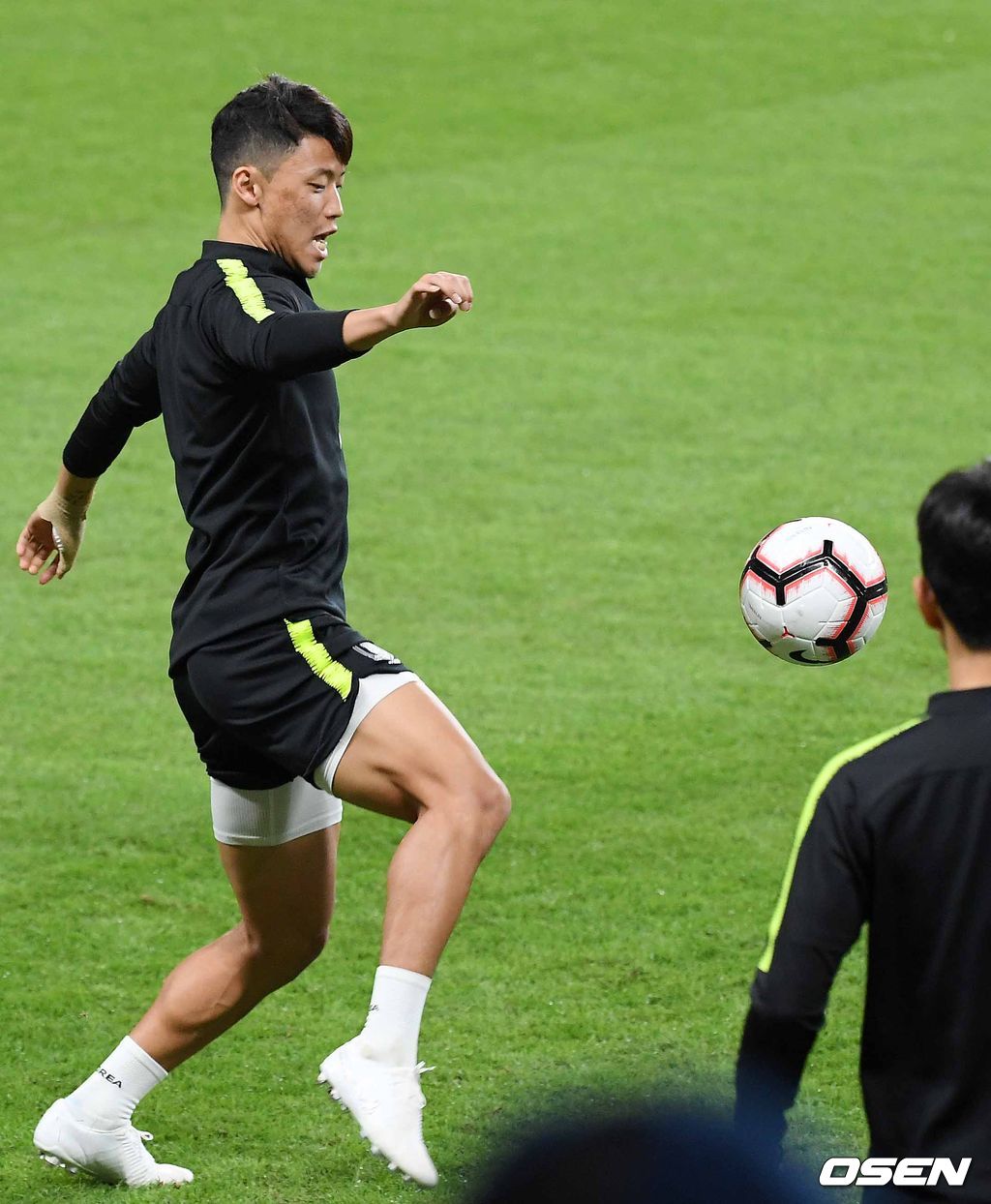 18일 오후(현지 시간) 벤투 감독이 이끄는 대한민국 대표팀이 아랍에미리트연합(UAE) 아부다비 모하메드 빈자예드 스타디움에서 브라질과의 친선경기에 하루 앞두고 공식훈련을 가졌다.한국 황희찬이 그라운드 위에서 훈련을 하고 있다. / rumi@osen.co.kr