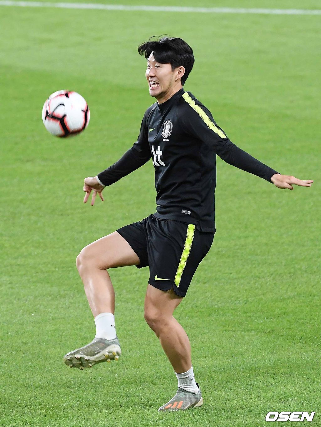 18일 오후(현지 시간) 벤투 감독이 이끄는 대한민국 대표팀이 아랍에미리트연합(UAE) 아부다비 모하메드 빈자예드 스타디움에서 브라질과의 친선경기에 하루 앞두고 공식훈련을 가졌다.한국 손흥민이 그라운드 위에서 훈련을 하고 있다. / rumi@osen.co.kr