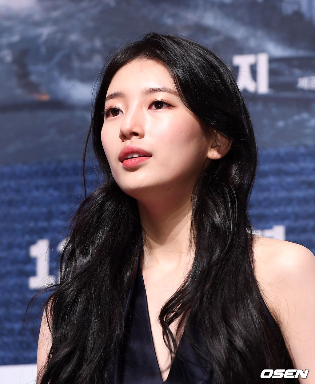 19일 오전 서울 강남구 압구정 CGV에서 영화 '백두산' 제작보고회가 열렸다.'백두산'은 남과 북 모두를 집어삼킬 초유의 재난인 백두산의 마지막 폭발을 막아야 하는 사람들의 이야기를 그린 영화로 오는 12월 개봉예정이다.배우 배수지가 취재진의 질문을 듣고 있다. /sunday@osen.co.kr