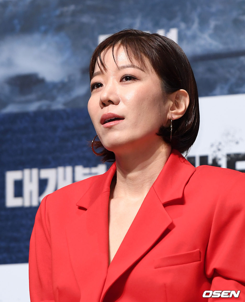 19일 오전 서울 강남구 압구정 CGV에서 영화 '백두산' 제작보고회가 열렸다.'백두산'은 남과 북 모두를 집어삼킬 초유의 재난인 백두산의 마지막 폭발을 막아야 하는 사람들의 이야기를 그린 영화로 오는 12월 개봉예정이다.배우 전혜진이 취재진의 질문을 듣고 있다. /sunday@osen.co.kr