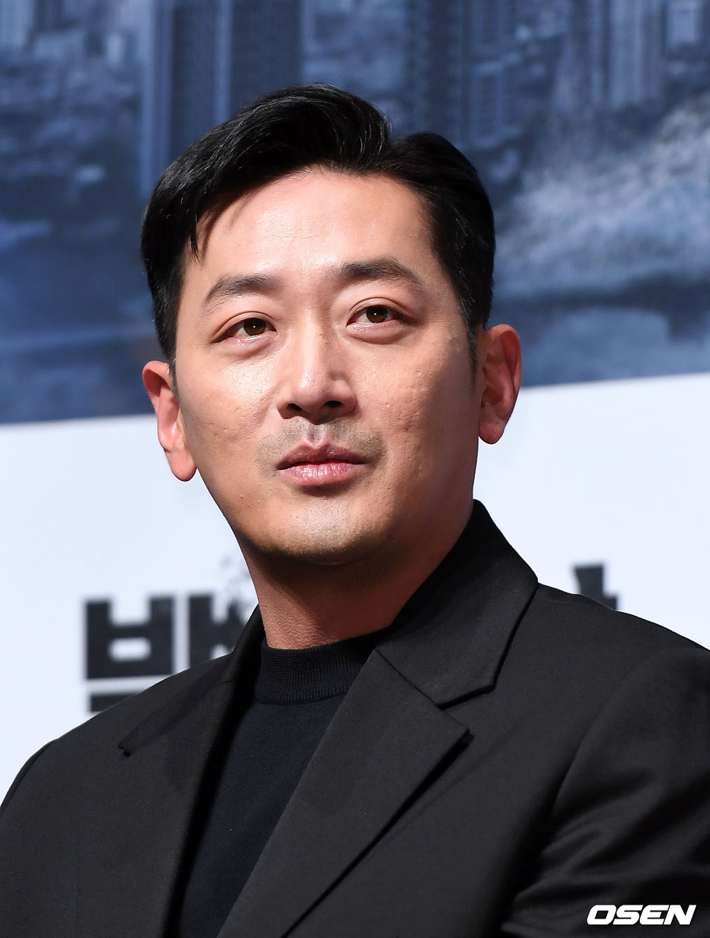 19일 오전 서울 강남구 압구정 CGV에서 영화 '백두산' 제작보고회가 열렸다.'백두산'은 남과 북 모두를 집어삼킬 초유의 재난인 백두산의 마지막 폭발을 막아야 하는 사람들의 이야기를 그린 영화로 오는 12월 개봉예정이다.배우 하정우가 취재진의 질문을 듣고 있다. /sunday@osen.co.kr