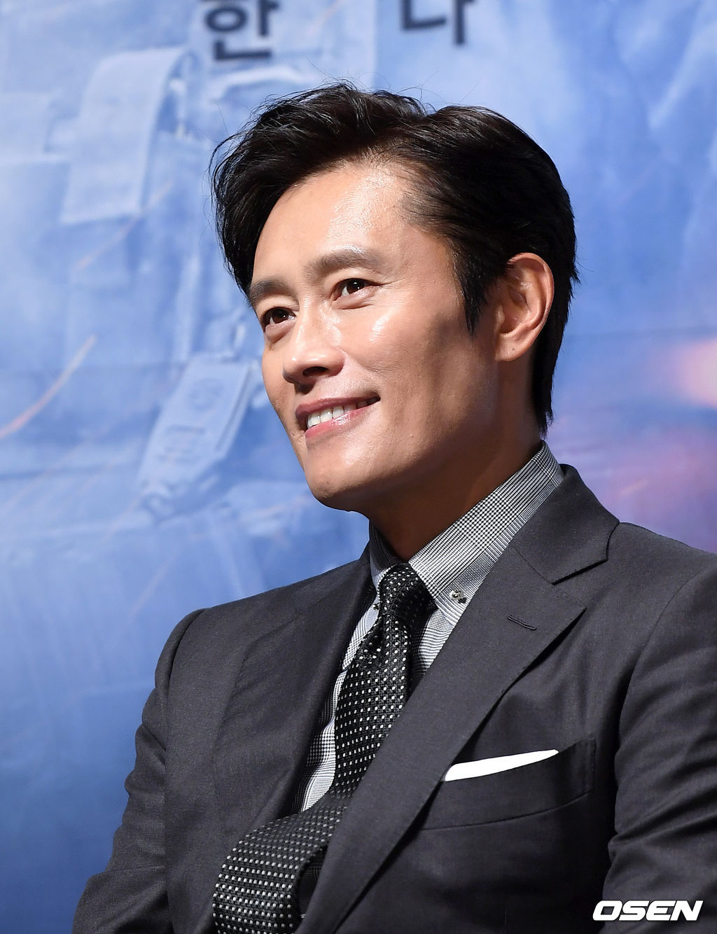 19일 오전 서울 강남구 압구정 CGV에서 영화 '백두산' 제작보고회가 열렸다.'백두산'은 남과 북 모두를 집어삼킬 초유의 재난인 백두산의 마지막 폭발을 막아야 하는 사람들의 이야기를 그린 영화로 오는 12월 개봉예정이다.배우 이병헌이 취재진의 질문을 듣고 있다. /sunday@osen.co.kr