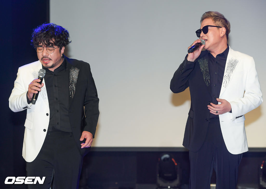 19일 서울 청담동 일지아트홀에서 듀오 캔의 새 싱글앨범 '쾌남' 쇼케이스가 진행됐다. 새 싱글 ‘쾌남’은 지난해 발매한 캐럴 ‘화이트 크리스마스’ 이후 약 1년여 만에 발매하는 신보다. 동명의 타이틀곡 ‘쾌남’을 비롯해 배기성의 ‘애달픈’, 이종원의 ‘눈물 한 잔’ 등 멤버들의 솔로 곡도 수록된다. 캔이 멋진 무대를 펼치고 있다./  soul1014@osen.co.kr