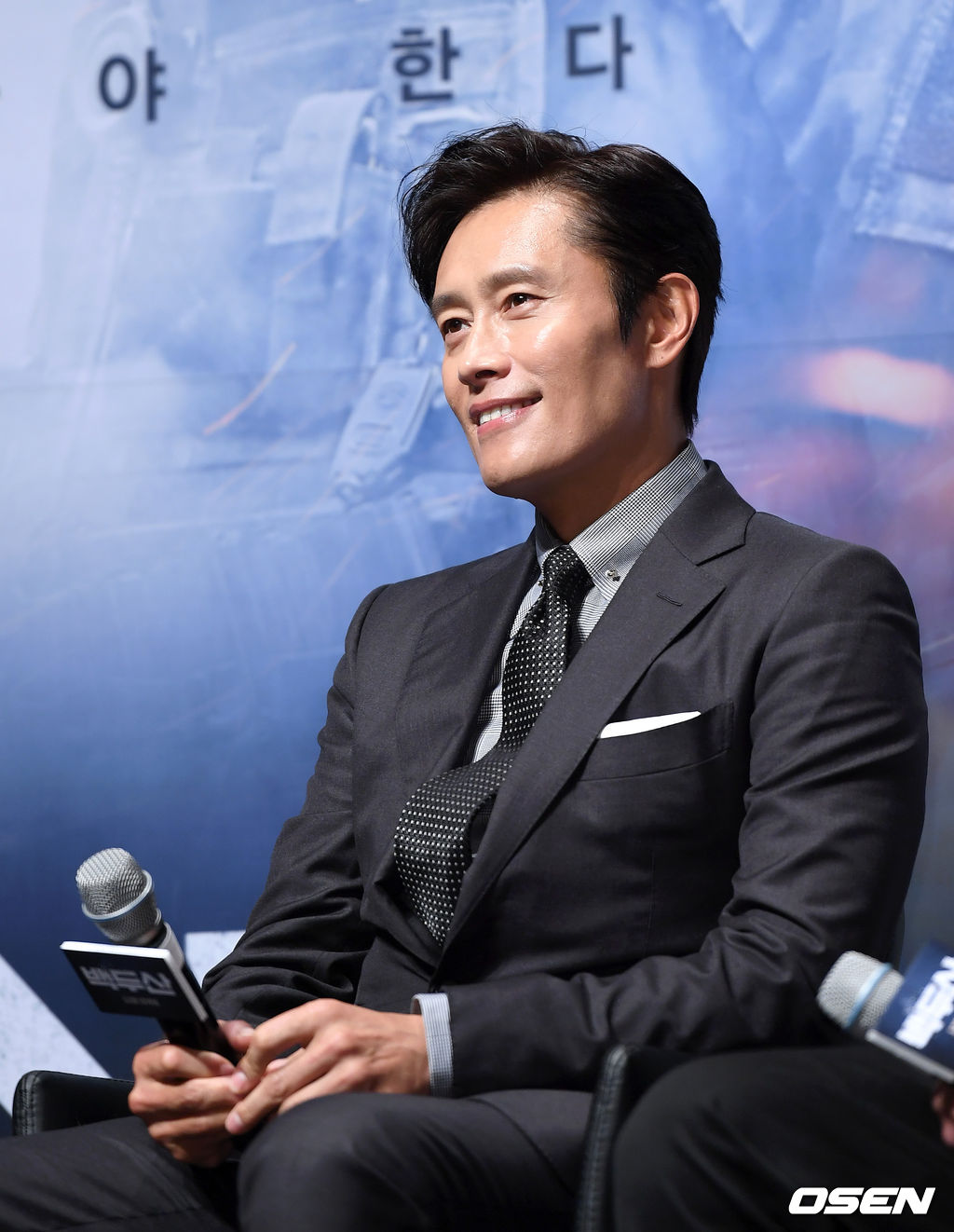 19일 오전 서울 강남구 압구정 CGV에서 영화 '백두산' 제작보고회가 열렸다.'백두산'은 남과 북 모두를 집어삼킬 초유의 재난인 백두산의 마지막 폭발을 막아야 하는 사람들의 이야기를 그린 영화로 오는 12월 개봉예정이다.배우 이병헌이 취재진의 질문을 듣고 있다. /sunday@osen.co.kr