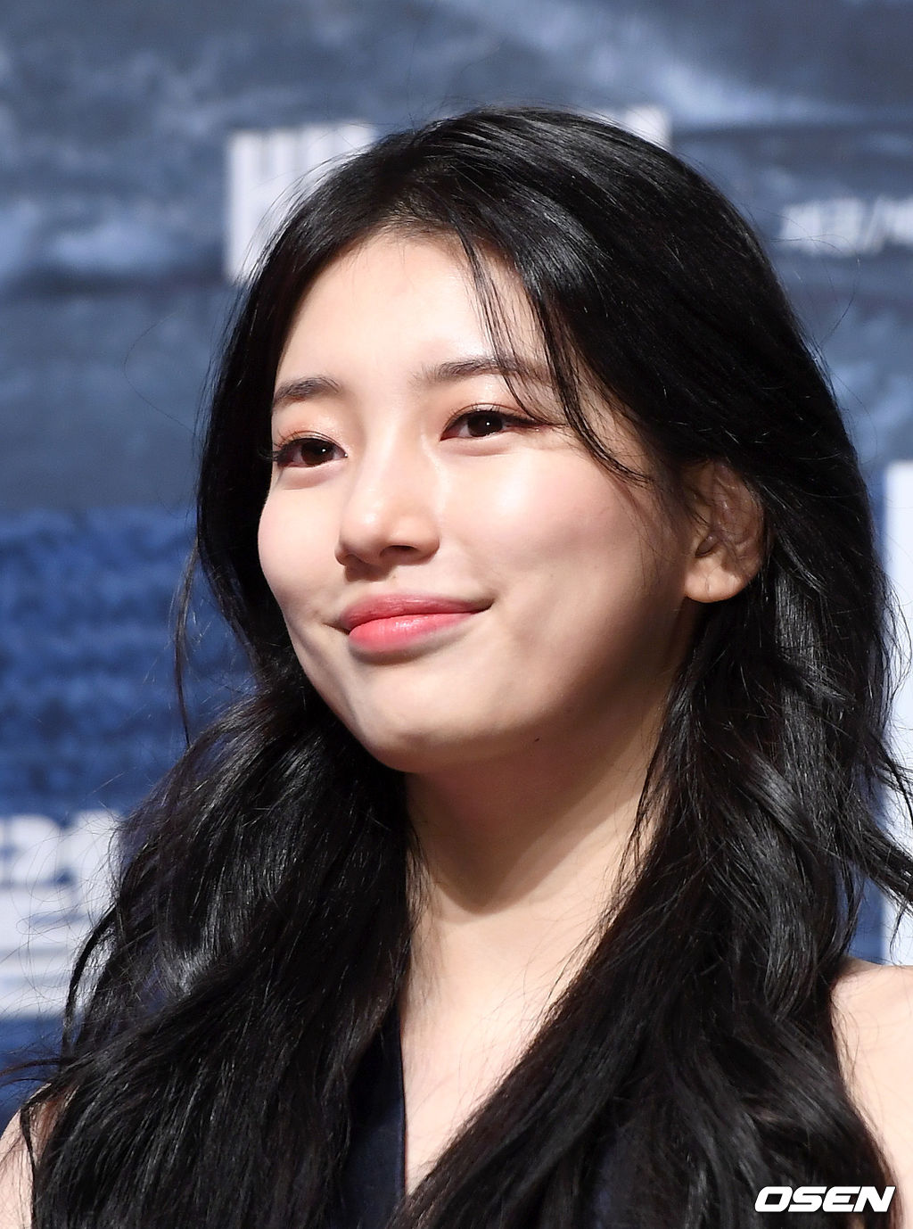 19일 오전 서울 강남구 압구정 CGV에서 영화 '백두산' 제작보고회가 열렸다.'백두산'은 남과 북 모두를 집어삼킬 초유의 재난인 백두산의 마지막 폭발을 막아야 하는 사람들의 이야기를 그린 영화로 오는 12월 개봉예정이다.배우 배수지가 취재진의 질문을 듣고 있다. /sunday@osen.co.kr