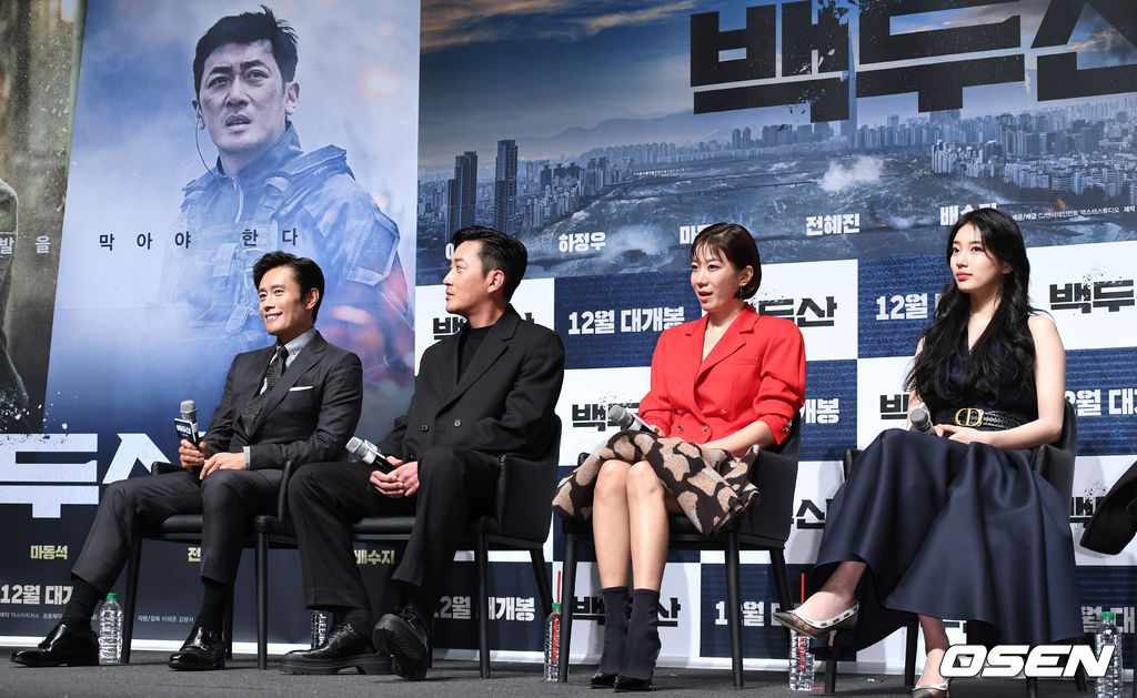 19일 오전 서울 강남구 압구정 CGV에서 영화 '백두산' 제작보고회가 열렸다.'백두산'은 남과 북 모두를 집어삼킬 초유의 재난인 백두산의 마지막 폭발을 막아야 하는 사람들의 이야기를 그린 영화로 오는 12월 개봉예정이다.배우 이병헌, 하정우, 전혜진, 배수지가 취재진의 질문을 듣고 있다. /sunday@osen.co.kr