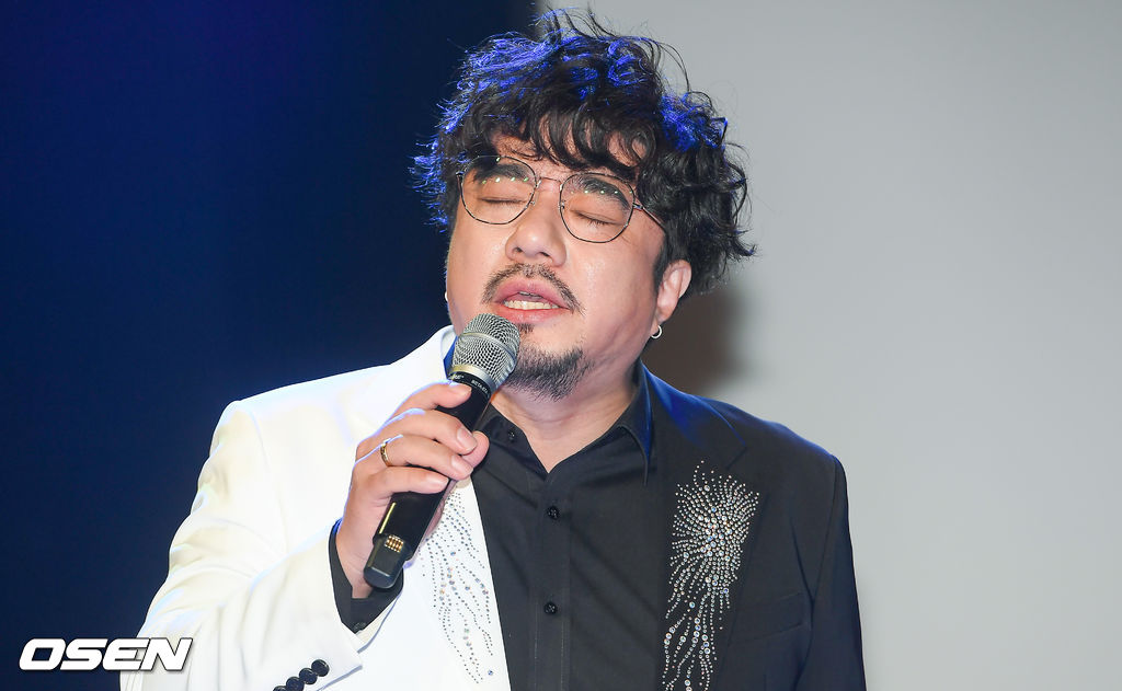 19일 서울 청담동 일지아트홀에서 듀오 캔의 새 싱글앨범 '쾌남' 쇼케이스가 진행됐다. 새 싱글 ‘쾌남’은 지난해 발매한 캐럴 ‘화이트 크리스마스’ 이후 약 1년여 만에 발매하는 신보다. 동명의 타이틀곡 ‘쾌남’을 비롯해 배기성의 ‘애달픈’, 이종원의 ‘눈물 한 잔’ 등 멤버들의 솔로 곡도 수록된다. 캔이 멋진 무대를 펼치고 있다./  soul1014@osen.co.kr