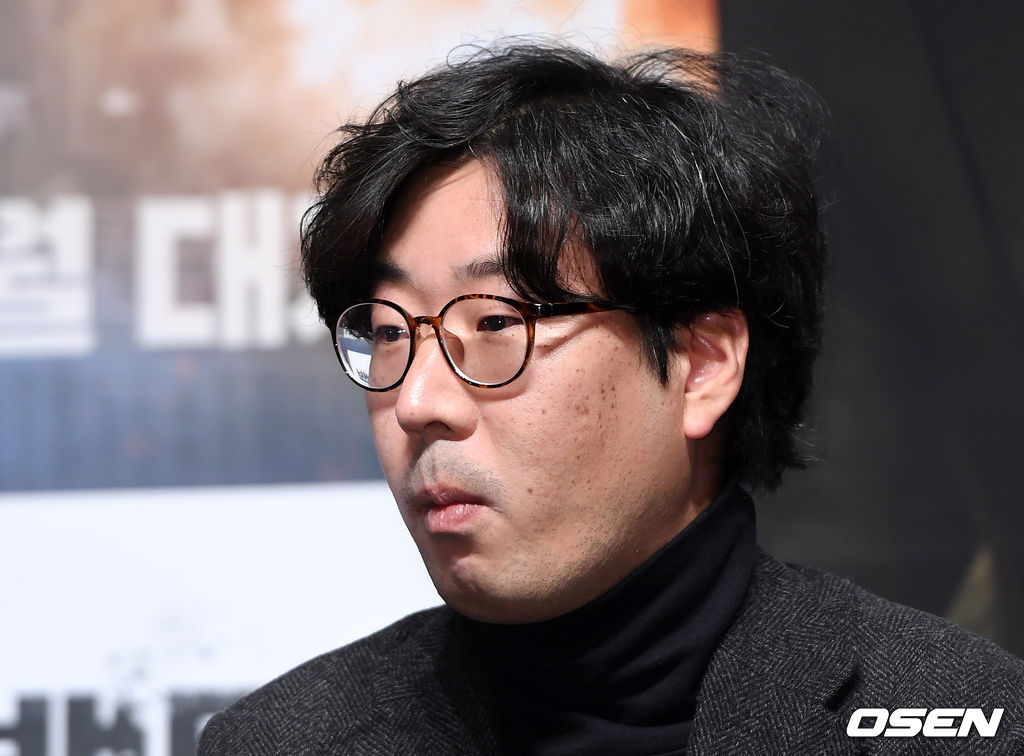 19일 오전 서울 강남구 압구정 CGV에서 영화 '백두산' 제작보고회가 열렸다.'백두산'은 남과 북 모두를 집어삼킬 초유의 재난인 백두산의 마지막 폭발을 막아야 하는 사람들의 이야기를 그린 영화로 오는 12월 개봉예정이다.김병서 감독이 취재진의 질문을 듣고 있다. /sunday@osen.co.kr