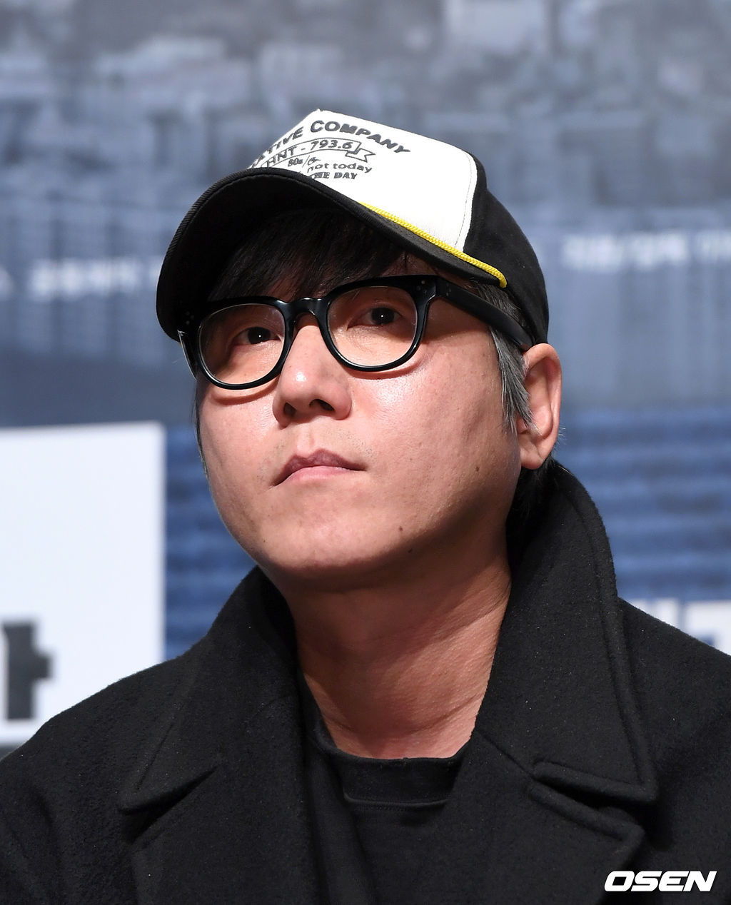 19일 오전 서울 강남구 압구정 CGV에서 영화 '백두산' 제작보고회가 열렸다.'백두산'은 남과 북 모두를 집어삼킬 초유의 재난인 백두산의 마지막 폭발을 막아야 하는 사람들의 이야기를 그린 영화로 오는 12월 개봉예정이다.이해준 감독이 취재진의 질문을 듣고 있다. /sunday@osen.co.kr