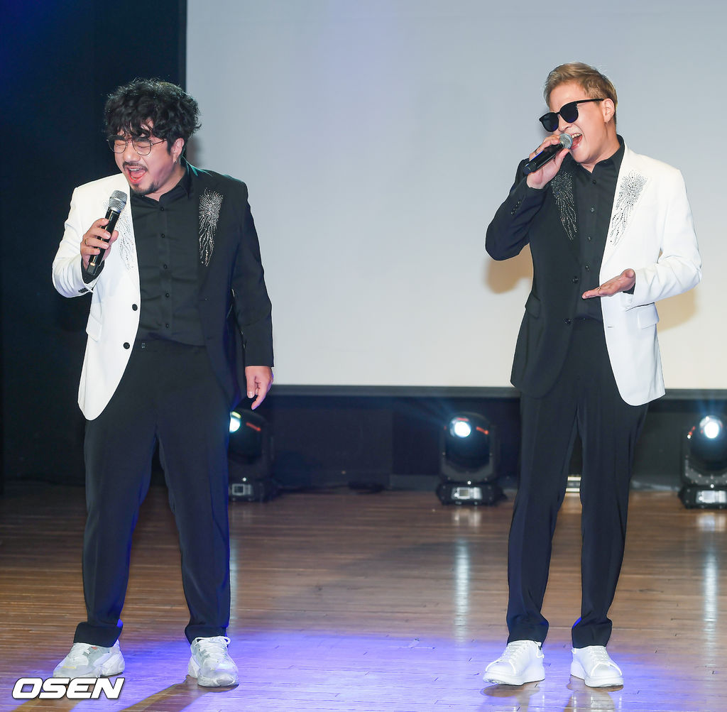 19일 서울 청담동 일지아트홀에서 듀오 캔의 새 싱글앨범 '쾌남' 쇼케이스가 진행됐다. 새 싱글 ‘쾌남’은 지난해 발매한 캐럴 ‘화이트 크리스마스’ 이후 약 1년여 만에 발매하는 신보다. 동명의 타이틀곡 ‘쾌남’을 비롯해 배기성의 ‘애달픈’, 이종원의 ‘눈물 한 잔’ 등 멤버들의 솔로 곡도 수록된다. 캔이 멋진 무대를 펼치고 있다./  soul1014@osen.co.kr