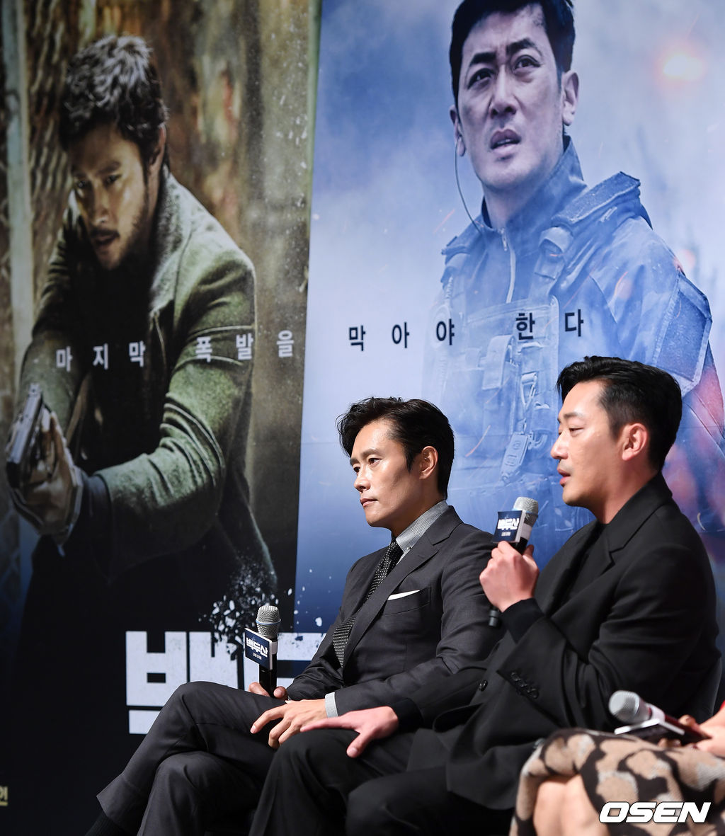 19일 오전 서울 강남구 압구정 CGV에서 영화 '백두산' 제작보고회가 열렸다.'백두산'은 남과 북 모두를 집어삼킬 초유의 재난인 백두산의 마지막 폭발을 막아야 하는 사람들의 이야기를 그린 영화로 오는 12월 개봉예정이다.배우 이병헌과 하정우가 취재진의 질문에 답을 하고 있다. /sunday@osen.co.kr