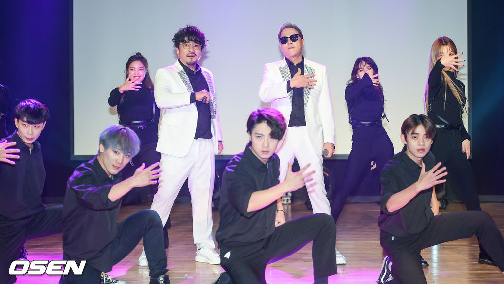 19일 서울 청담동 일지아트홀에서 듀오 캔의 새 싱글앨범 '쾌남' 쇼케이스가 진행됐다. 캔이 멋진 무대를 펼치고 있다./  soul1014@osen.co.kr