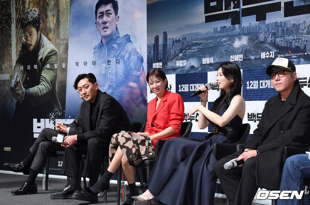 19일 오전 서울 강남구 압구정 CGV에서 영화 '백두산' 제작보고회가 열렸다.'백두산'은 남과 북 모두를 집어삼킬 초유의 재난인 백두산의 마지막 폭발을 막아야 하는 사람들의 이야기를 그린 영화로 오는 12월 개봉예정이다.배우 이병헌, 하정우, 전혜진, 배수지가 취재진의 질문을 듣고 있다. /sunday@osen.co.kr