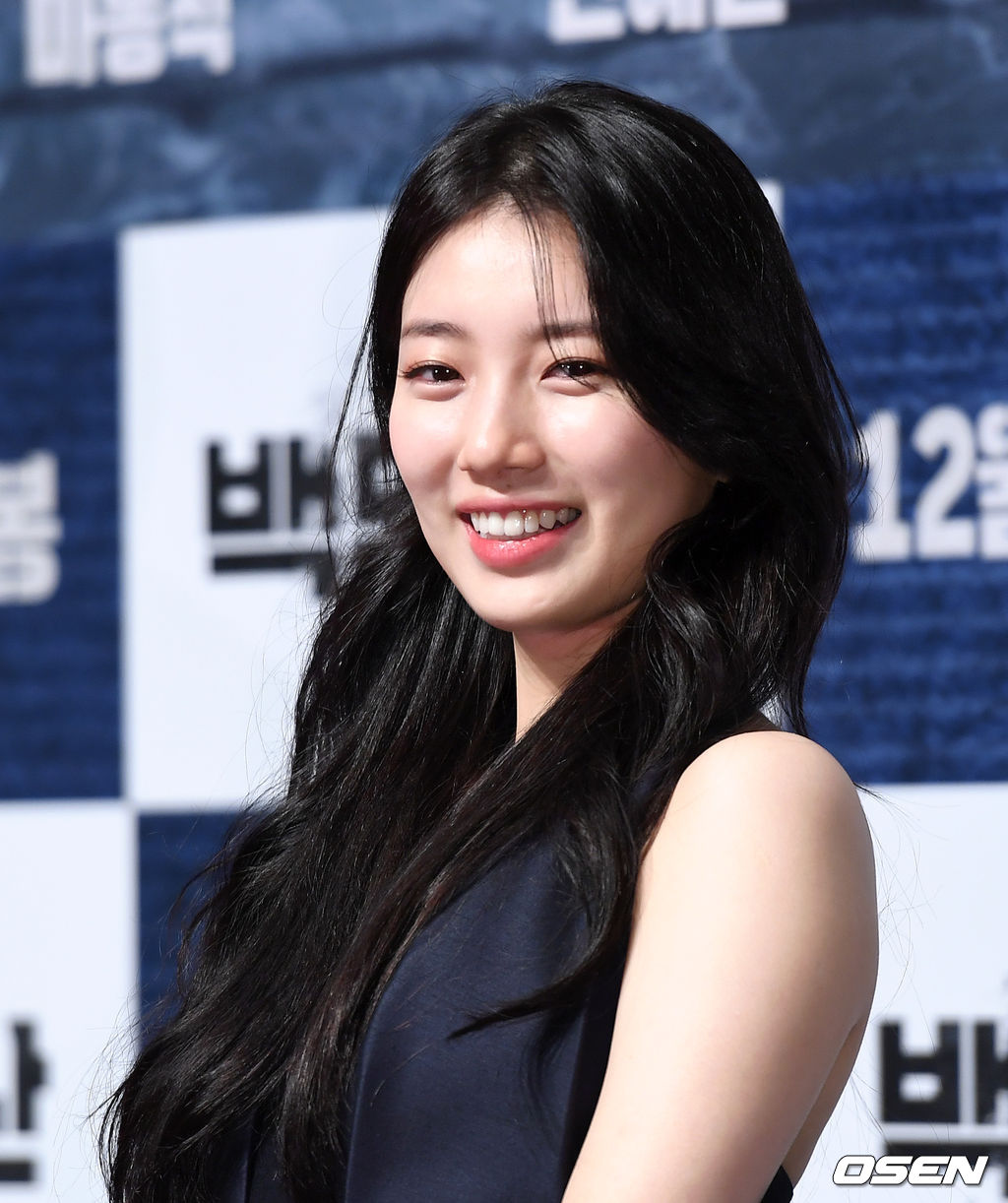 19일 오전 서울 강남구 압구정 CGV에서 영화 '백두산' 제작보고회가 열렸다.'백두산'은 남과 북 모두를 집어삼킬 초유의 재난인 백두산의 마지막 폭발을 막아야 하는 사람들의 이야기를 그린 영화로 오는 12월 개봉예정이다.배우 배수지가 환하게 웃고 있다. /sunday@osen.co.kr