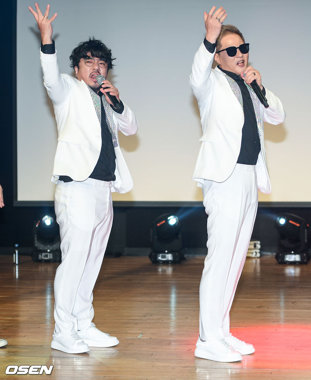 19일 서울 청담동 일지아트홀에서 듀오 캔의 새 싱글앨범 '쾌남' 쇼케이스가 진행됐다. 캔이 멋진 무대를 펼치고 있다./  soul1014@osen.co.kr