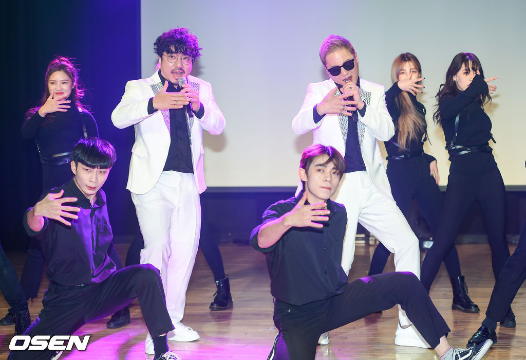 19일 서울 청담동 일지아트홀에서 듀오 캔의 새 싱글앨범 '쾌남' 쇼케이스가 진행됐다. 캔이 멋진 무대를 펼치고 있다./  soul1014@osen.co.kr