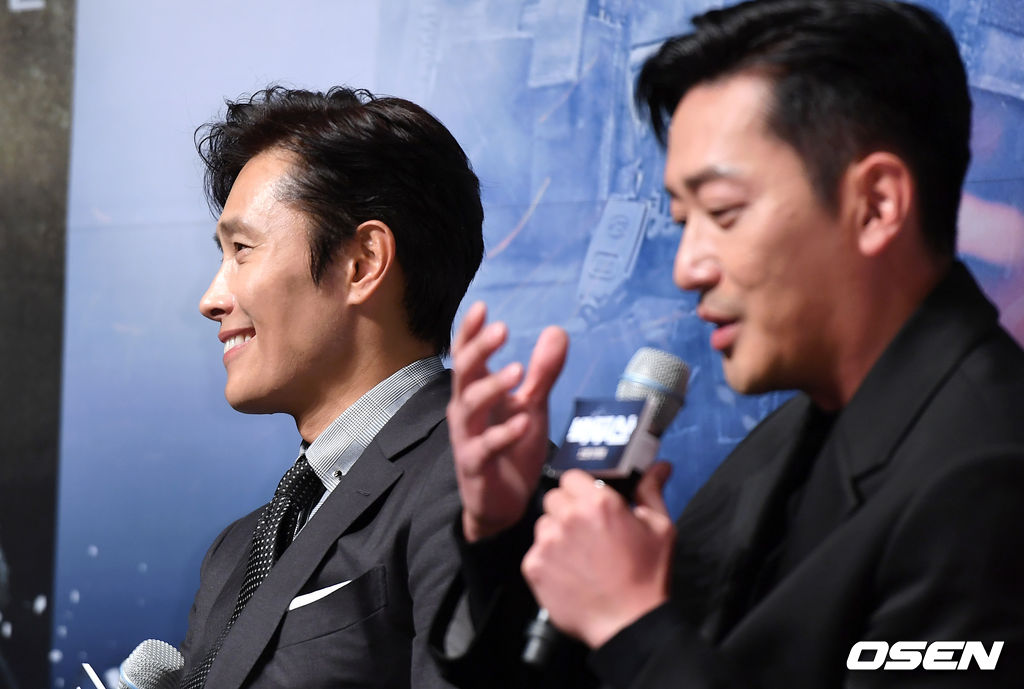 19일 오전 서울 강남구 압구정 CGV에서 영화 '백두산' 제작보고회가 열렸다.'백두산'은 남과 북 모두를 집어삼킬 초유의 재난인 백두산의 마지막 폭발을 막아야 하는 사람들의 이야기를 그린 영화로 오는 12월 개봉예정이다.배우 이병헌이 하정우의 칭찬에 웃고 있다. /sunday@osen.co.kr