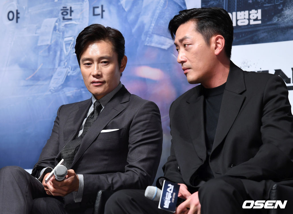 19일 오전 서울 강남구 압구정 CGV에서 영화 '백두산' 제작보고회가 열렸다.'백두산'은 남과 북 모두를 집어삼킬 초유의 재난인 백두산의 마지막 폭발을 막아야 하는 사람들의 이야기를 그린 영화로 오는 12월 개봉예정이다.배우 이병헌과 하정우가 이야기를 나누고 있다. /sunday@osen.co.kr