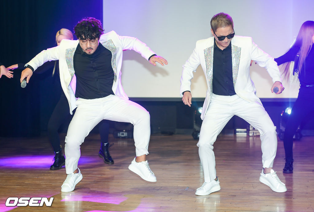 19일 서울 청담동 일지아트홀에서 듀오 캔의 새 싱글앨범 '쾌남' 쇼케이스가 진행됐다. 캔이 멋진 무대를 펼치고 있다./  soul1014@osen.co.kr