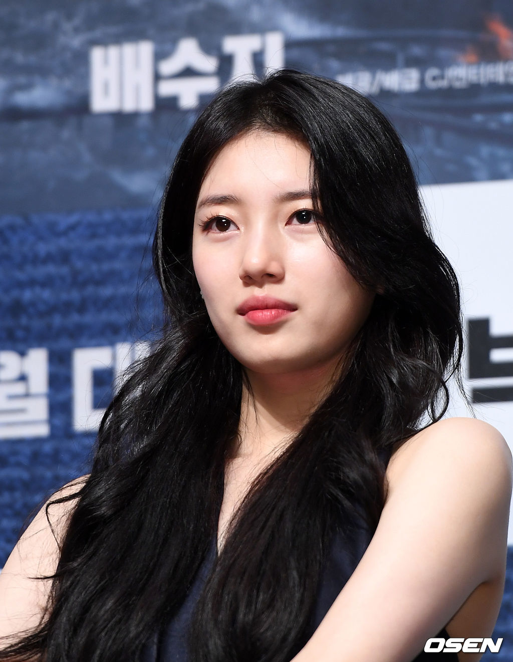 19일 오전 서울 강남구 압구정 CGV에서 영화 '백두산' 제작보고회가 열렸다.'백두산'은 남과 북 모두를 집어삼킬 초유의 재난인 백두산의 마지막 폭발을 막아야 하는 사람들의 이야기를 그린 영화로 오는 12월 개봉예정이다.배우 배수지가 취재진의 질문을 듣고 있다. /sunday@osen.co.kr