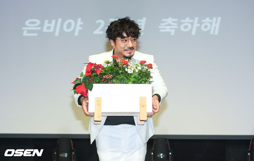 19일 서울 청담동 일지아트홀에서 듀오 캔의 새 싱글앨범 '쾌남' 쇼케이스가 진행됐다. 쇼케이스 종료 뒤 캔 배기성이 아내 이은비에게 결혼 2주년 기념 깜짝 이벤트를 하고 있다 ./  soul1014@osen.co.kr