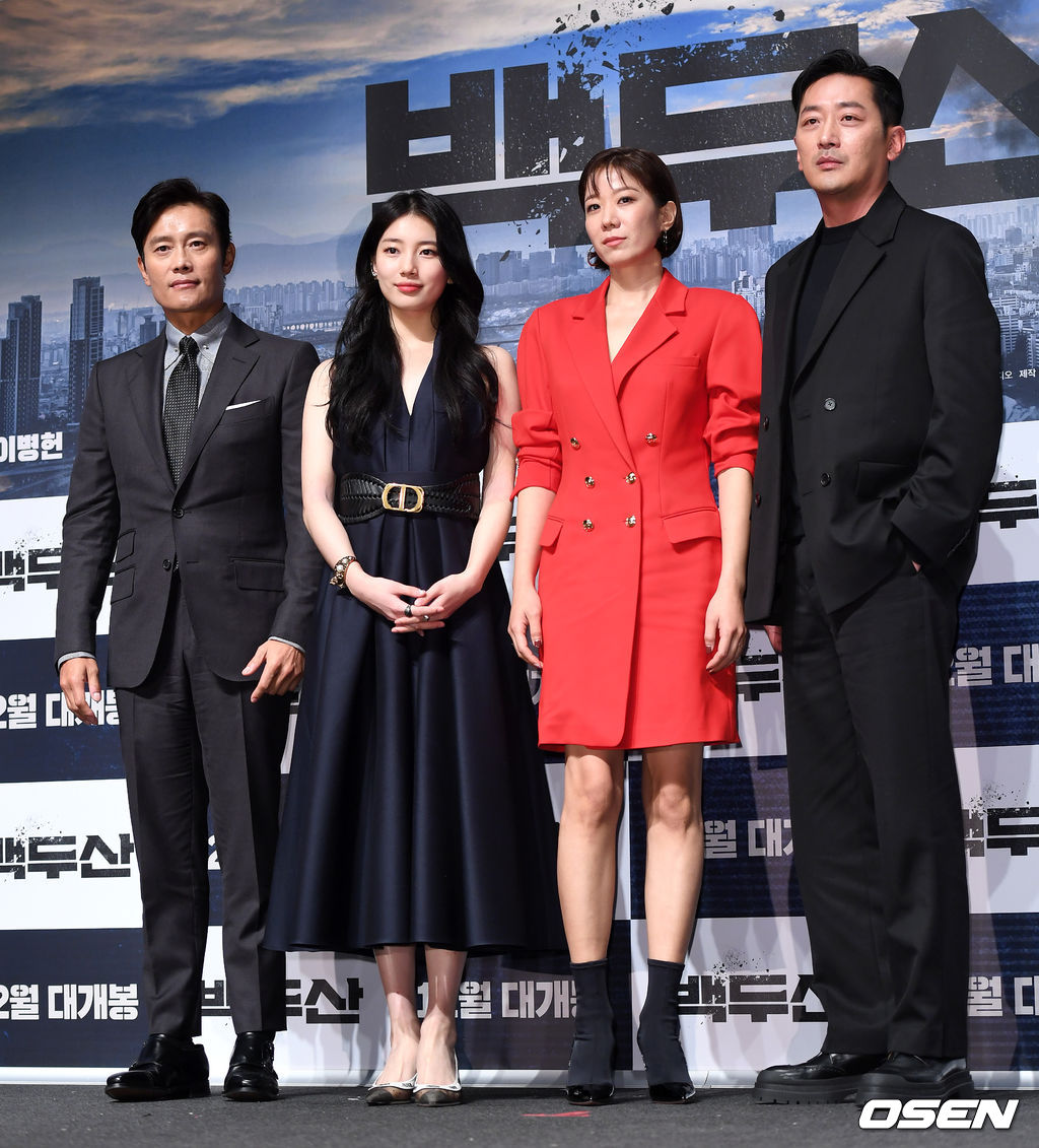 19일 오전 서울 강남구 압구정 CGV에서 영화 '백두산' 제작보고회가 열렸다.'백두산'은 남과 북 모두를 집어삼킬 초유의 재난인 백두산의 마지막 폭발을 막아야 하는 사람들의 이야기를 그린 영화로 오는 12월 개봉예정이다.배우 이병헌, 배수지, 전혜진, 하정우가 포토타임을 갖고 있다. /sunday@osen.co.kr