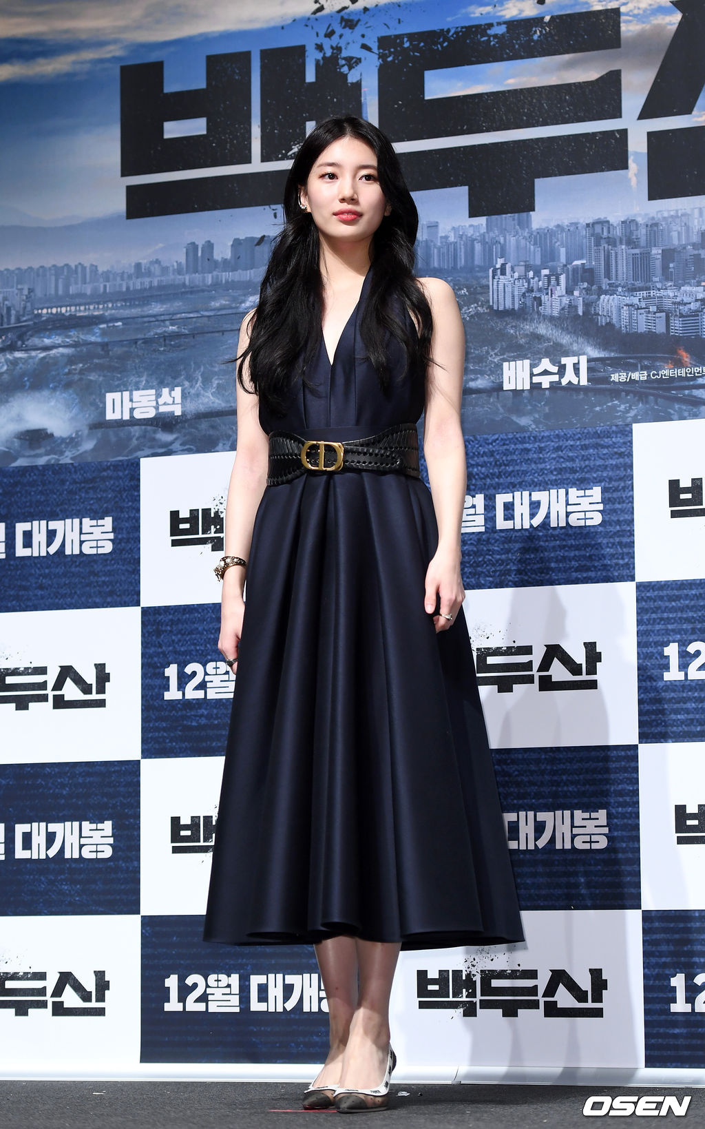 19일 오전 서울 강남구 압구정 CGV에서 영화 '백두산' 제작보고회가 열렸다.'백두산'은 남과 북 모두를 집어삼킬 초유의 재난인 백두산의 마지막 폭발을 막아야 하는 사람들의 이야기를 그린 영화로 오는 12월 개봉예정이다.배우 배수지가 포토타임을 갖고 있다. /sunday@osen.co.kr