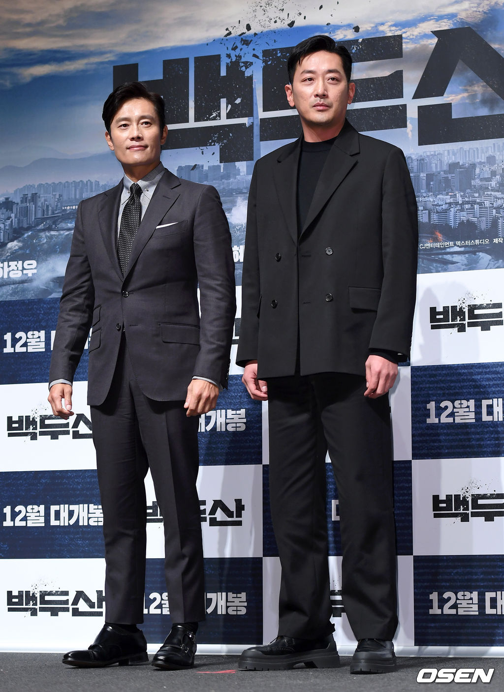 19일 오전 서울 강남구 압구정 CGV에서 영화 '백두산' 제작보고회가 열렸다.'백두산'은 남과 북 모두를 집어삼킬 초유의 재난인 백두산의 마지막 폭발을 막아야 하는 사람들의 이야기를 그린 영화로 오는 12월 개봉예정이다.배우 이병헌과 하정우가 포토타임을 갖고 있다. /sunday@osen.co.kr