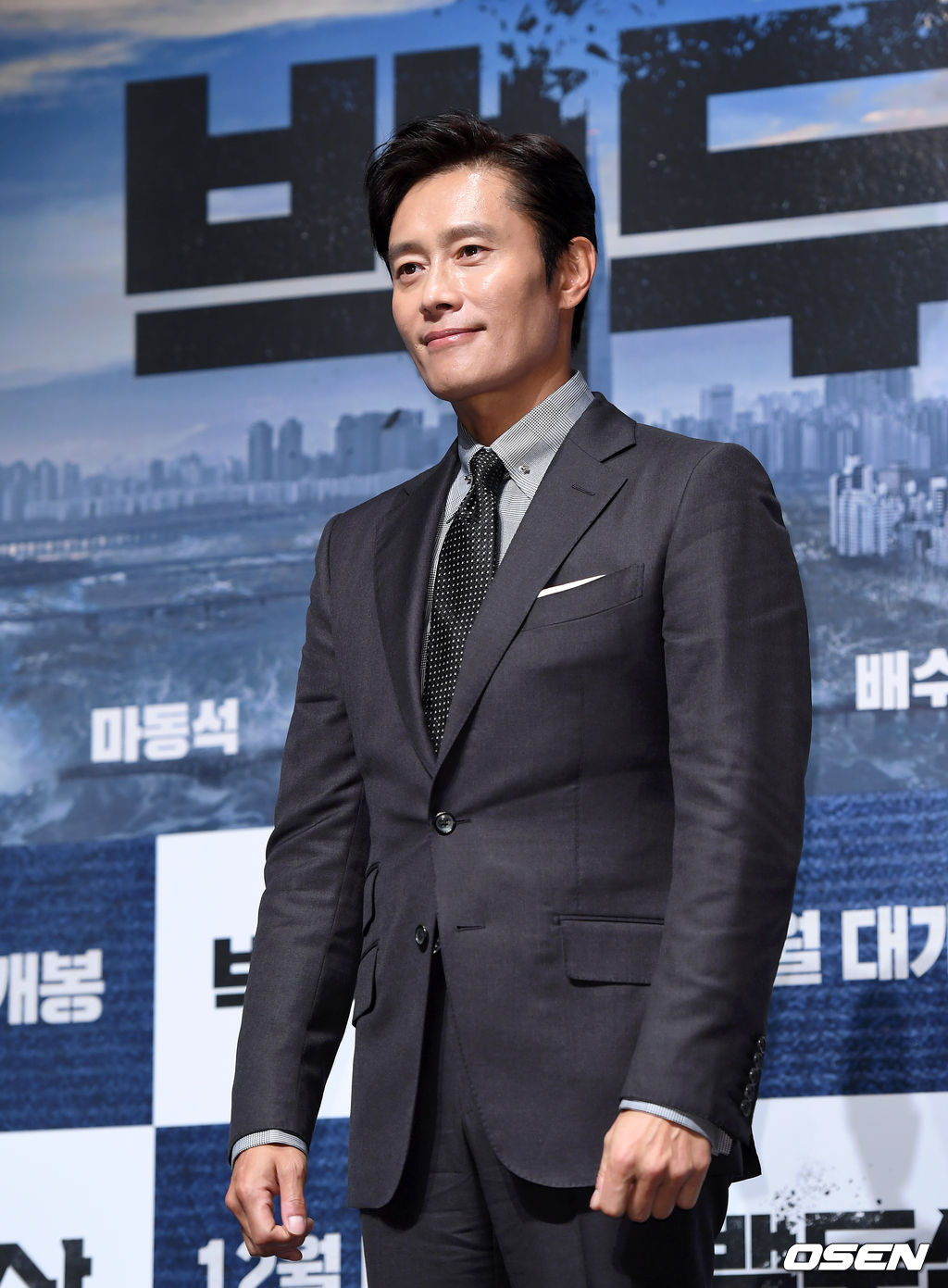 19일 오전 서울 강남구 압구정 CGV에서 영화 '백두산' 제작보고회가 열렸다.'백두산'은 남과 북 모두를 집어삼킬 초유의 재난인 백두산의 마지막 폭발을 막아야 하는 사람들의 이야기를 그린 영화로 오는 12월 개봉예정이다.배우 이병헌이 포토타임을 갖고 있다. /sunday@osen.co.kr