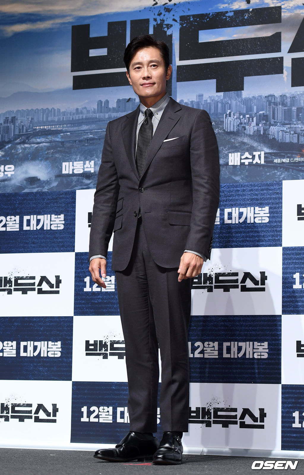 19일 오전 서울 강남구 압구정 CGV에서 영화 '백두산' 제작보고회가 열렸다.'백두산'은 남과 북 모두를 집어삼킬 초유의 재난인 백두산의 마지막 폭발을 막아야 하는 사람들의 이야기를 그린 영화로 오는 12월 개봉예정이다.배우 이병헌이 포토타임을 갖고 있다. /sunday@osen.co.kr