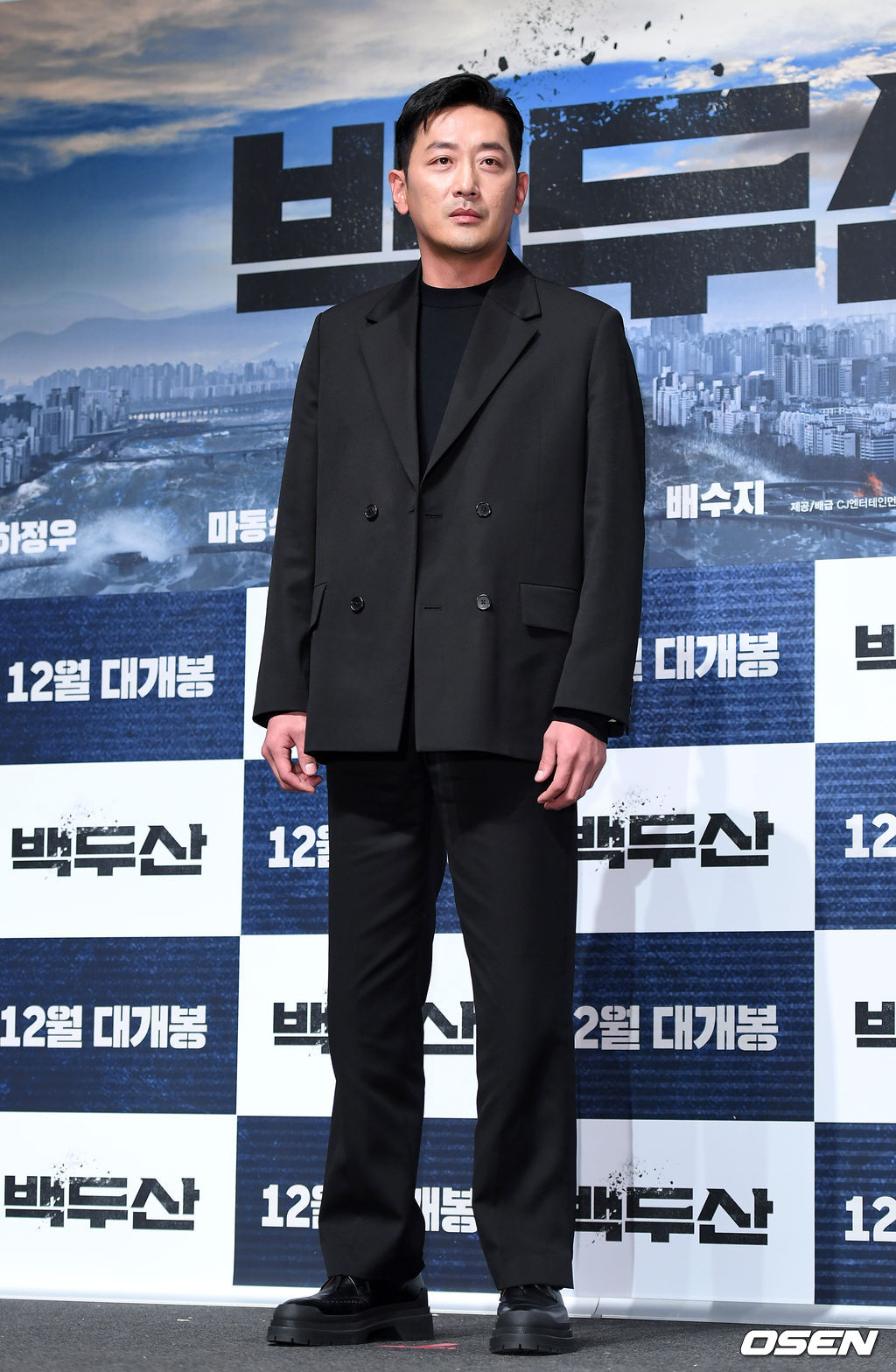 19일 오전 서울 강남구 압구정 CGV에서 영화 '백두산' 제작보고회가 열렸다.'백두산'은 남과 북 모두를 집어삼킬 초유의 재난인 백두산의 마지막 폭발을 막아야 하는 사람들의 이야기를 그린 영화로 오는 12월 개봉예정이다.배우 하정우가 포토타임을 갖고 있다. /sunday@osen.co.kr