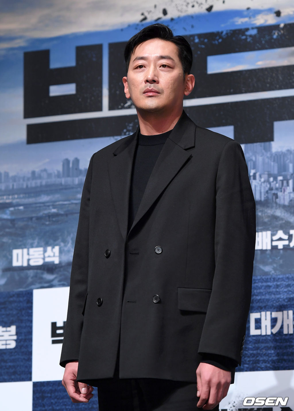 19일 오전 서울 강남구 압구정 CGV에서 영화 '백두산' 제작보고회가 열렸다.'백두산'은 남과 북 모두를 집어삼킬 초유의 재난인 백두산의 마지막 폭발을 막아야 하는 사람들의 이야기를 그린 영화로 오는 12월 개봉예정이다.배우 하정우가 포토타임을 갖고 있다. /sunday@osen.co.kr