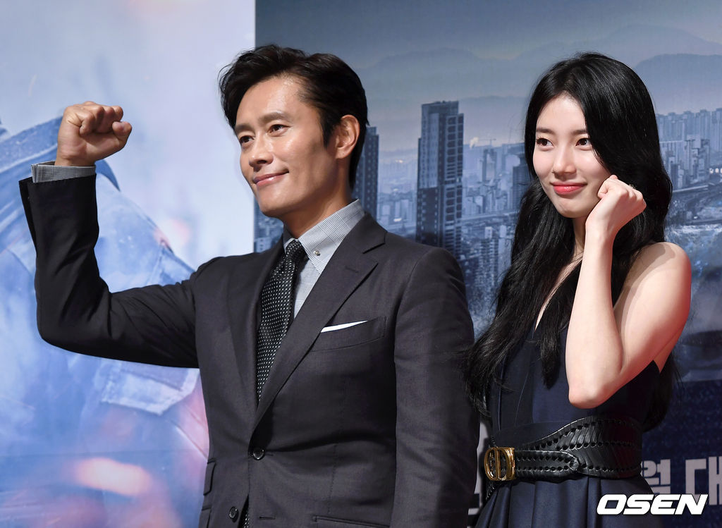 19일 오전 서울 강남구 압구정 CGV에서 영화 '백두산' 제작보고회가 열렸다.'백두산'은 남과 북 모두를 집어삼킬 초유의 재난인 백두산의 마지막 폭발을 막아야 하는 사람들의 이야기를 그린 영화로 오는 12월 개봉예정이다.배우 이병헌과 배수지가 포토타임을 갖고 있다. /sunday@osen.co.kr